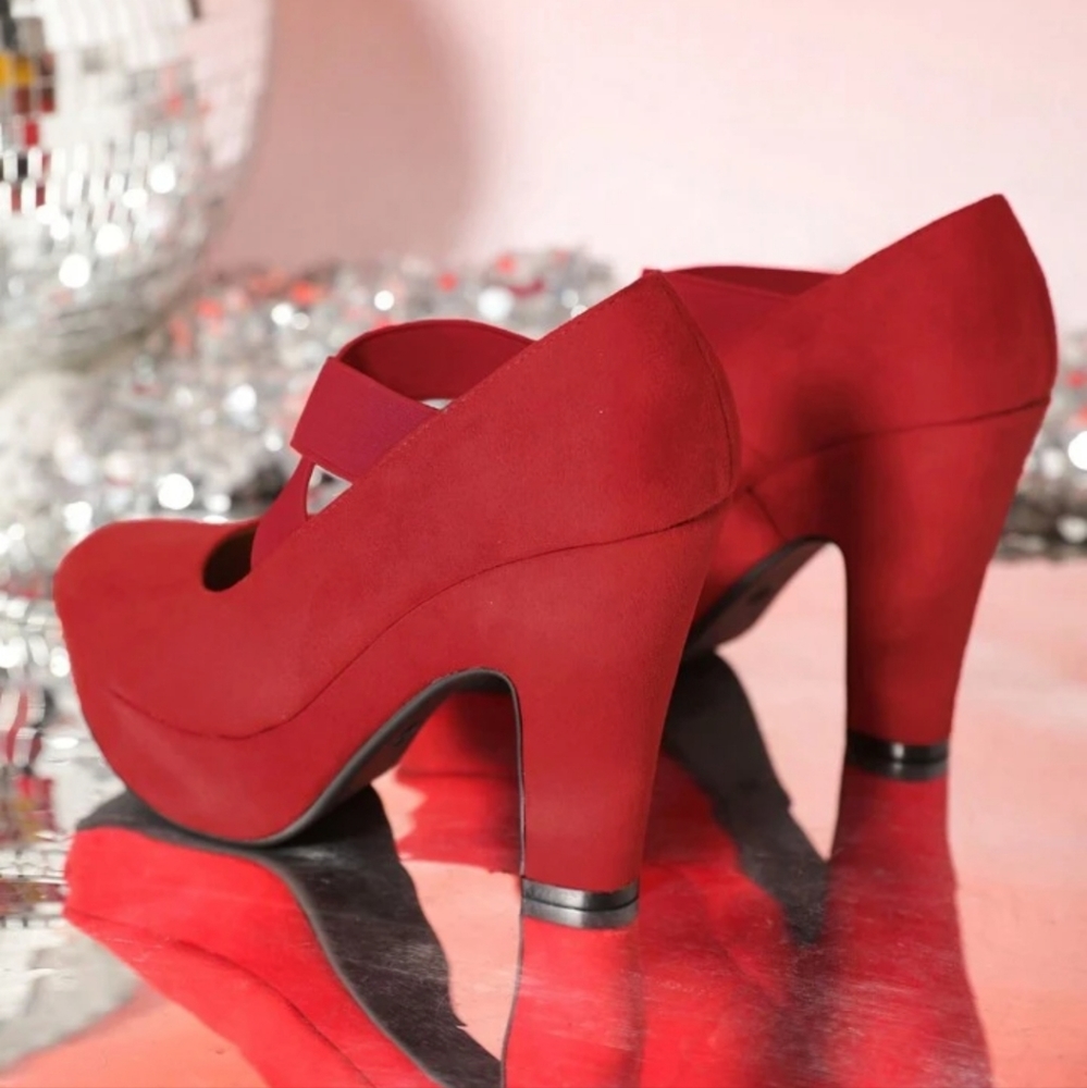 Red heels - Picture 2 of 3